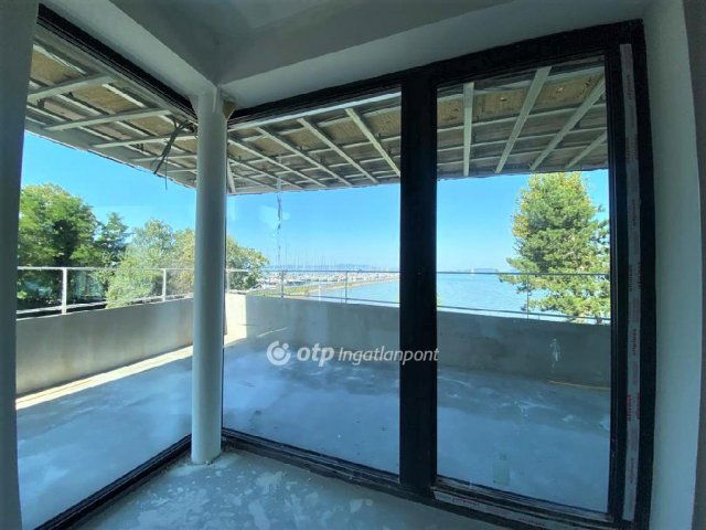 Eladó téglalakás, Balatonfenyvesen, Balaton-part utcában 79 M Ft