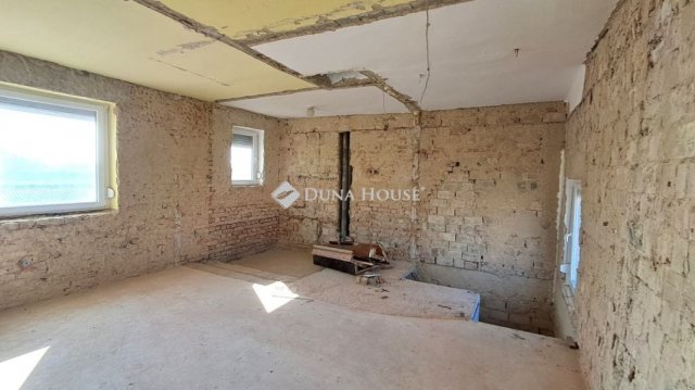 Eladó téglalakás, Celldömölkön 42 M Ft, 3 szobás