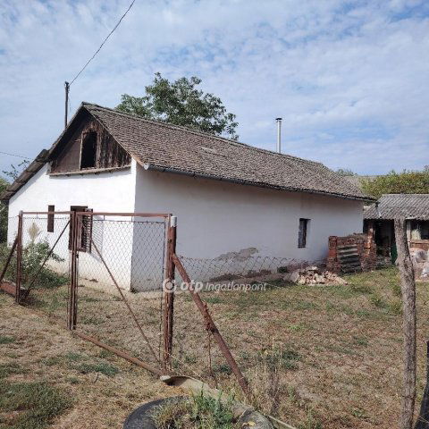 Eladó családi ház, Szentesen 15 M Ft, 2 szobás
