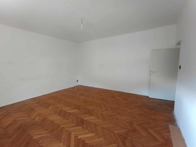 Eladó téglalakás, Komlón 24.9 M Ft, 2 szobás