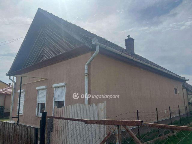Eladó családi ház, Újszászon 19.9 M Ft, 2 szobás