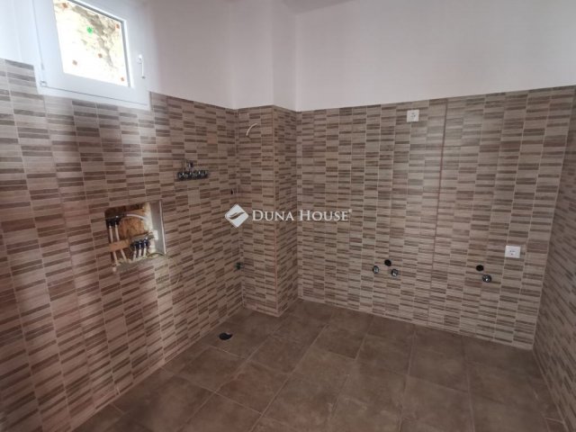 Eladó családi ház, Neszmélyen, Fő utcában 45.5 M Ft, 5 szobás