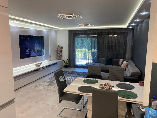 Eladó téglalakás, Balatonfüreden 270 M Ft, 4 szobás