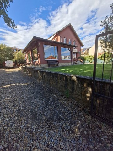 Eladó családi ház, Szigetszentmiklóson 176 M Ft, 5+1 szobás