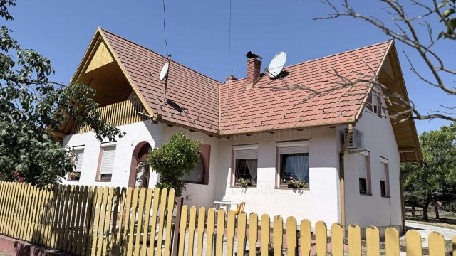 Eladó családi ház, Kéthelyen 75 M Ft, 4 szobás