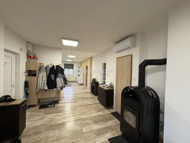 Eladó családi ház, Pécsett 89.9 M Ft, 7 szobás