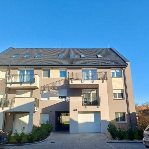 Eladó téglalakás, Székesfehérvárott 104 M Ft, 3 szobás