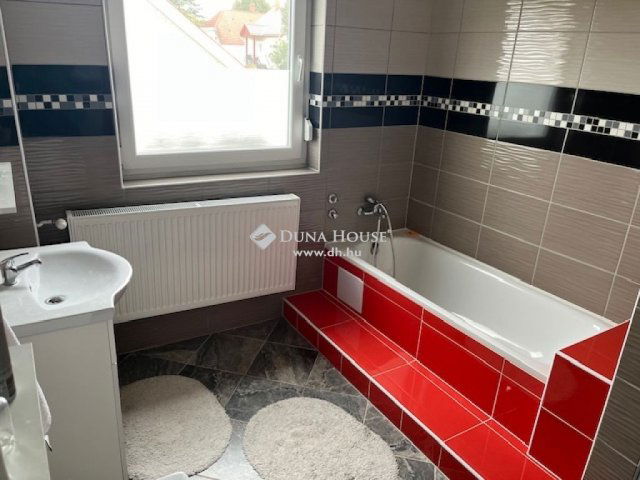 Eladó családi ház, Balatonfenyvesen 224 M Ft, 9 szobás