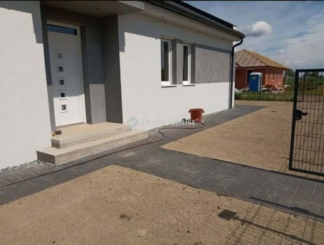 Eladó családi ház, Veszkényen 78 M Ft, 5 szobás