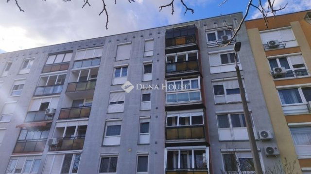 Eladó panellakás, Pécsett 40.5 M Ft, 2 szobás
