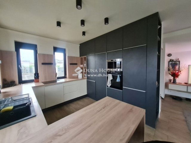 Eladó családi ház, Siófokon 190 M Ft, 5 szobás