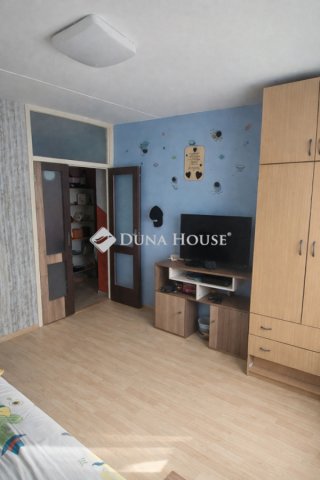 Eladó panellakás, Pécsett 47.5 M Ft, 3 szobás
