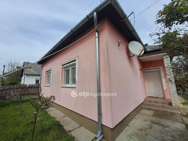 Eladó családi ház, Kunmadarason 13.7 M Ft, 2+1 szobás