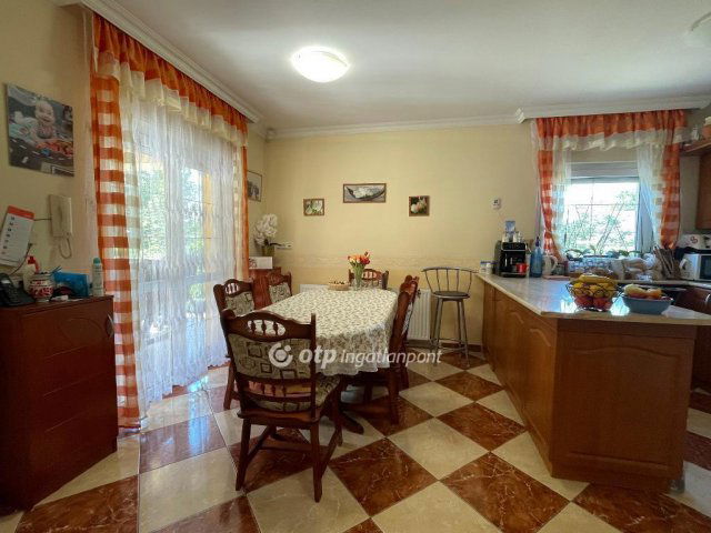 Eladó családi ház, Besnyőn 79.9 M Ft, 3+1 szobás