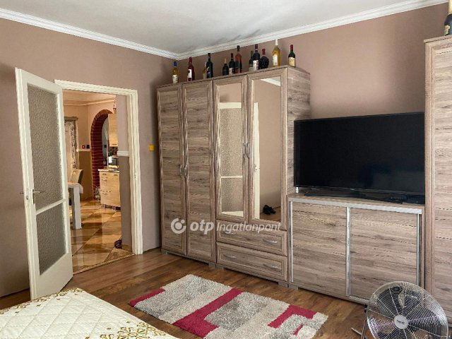 Eladó családi ház, Kunmadarason 10 M Ft, 2 szobás