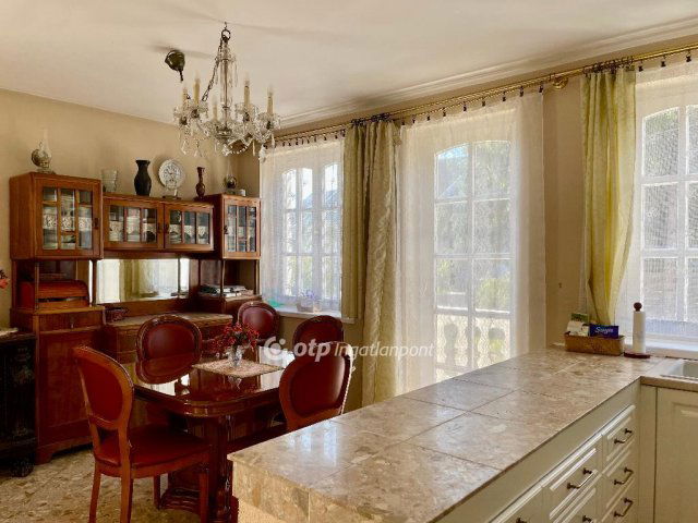 Eladó családi ház, Pencen 129.9 M Ft, 4+2 szobás