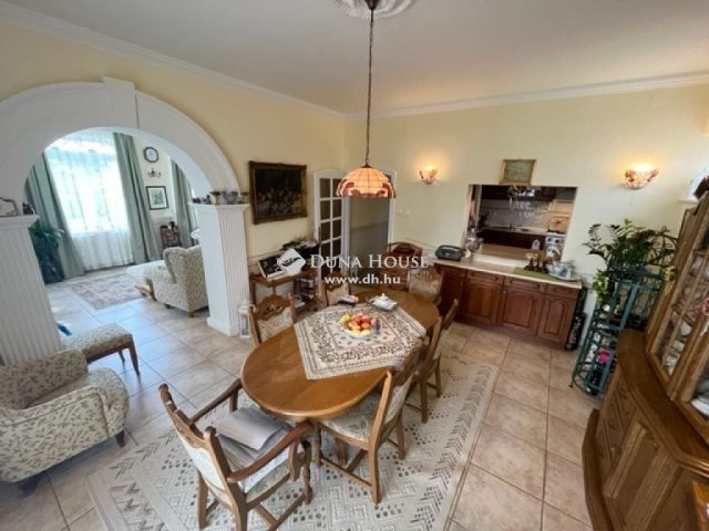 Eladó családi ház, Balatonalmádiban 229.9 M Ft, 6 szobás