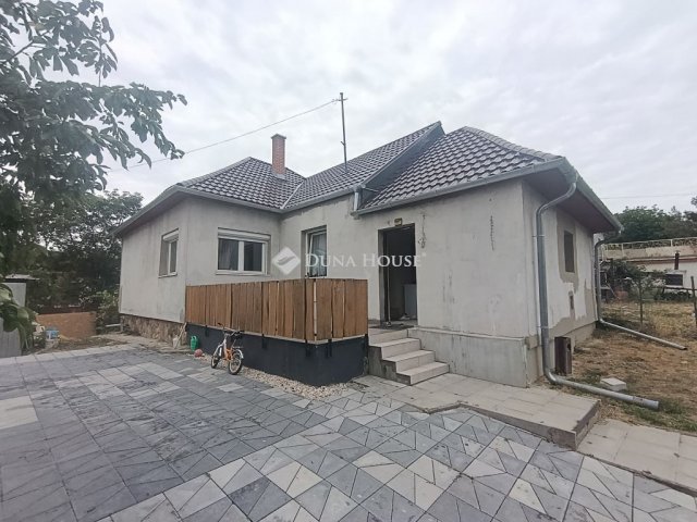 Eladó családi ház, Valkón 56 M Ft, 3 szobás