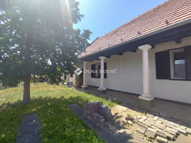 Eladó családi ház, Zsámbékon 79.9 M Ft, 2 szobás