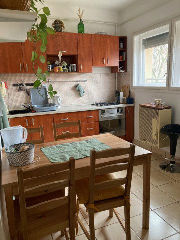 Kiadó téglalakás, albérlet, Pécsett, T utcában 160 E Ft / hó