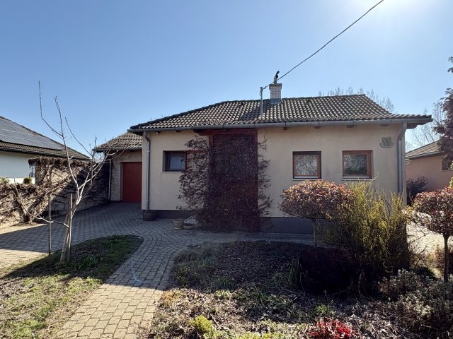 Eladó családi ház, Vámosszabadin 119.99 M Ft, 4 szobás