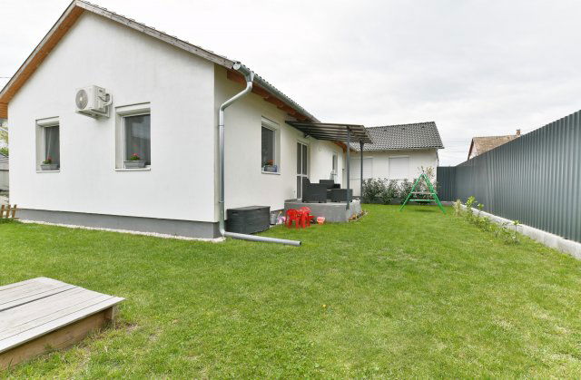 Eladó ikerház, Szigethalmon 82.5 M Ft, 4 szobás