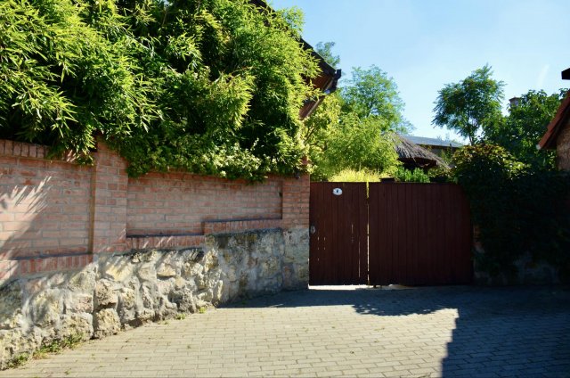 Eladó üzlethelyiség, Pócsán 119.9 M Ft, 6 szobás