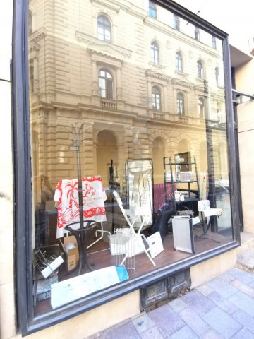Kiadó üzlethelyiség, Budapesten, V. kerületben, Párizsi utcában