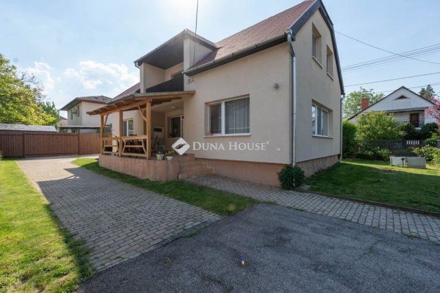 Eladó családi ház, Tatán 93 M Ft, 6 szobás