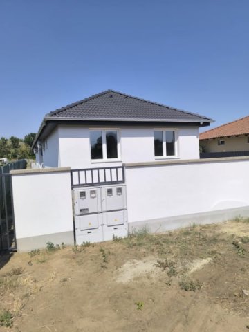 Eladó családi ház, Dánszentmiklóson 68 M Ft, 4 szobás