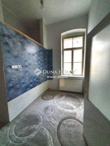 Eladó téglalakás, Pécsett 52.5 M Ft, 2 szobás