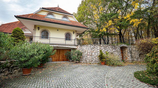 Eladó családi ház, Apátvarasdon 330 M Ft, 8 szobás