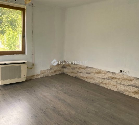 Eladó családi ház, Tasson 22 M Ft, 2 szobás