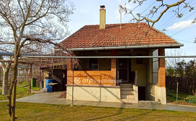 Eladó nyaraló, Tiszajenőn 26.99 M Ft, 2 szobás