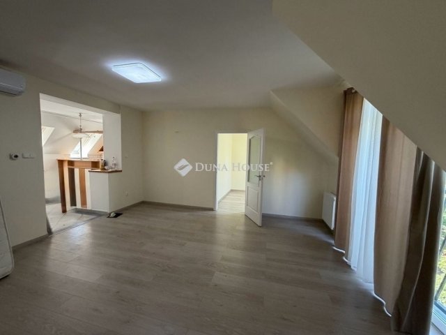 Eladó téglalakás, Pécsett 89 M Ft, 5 szobás
