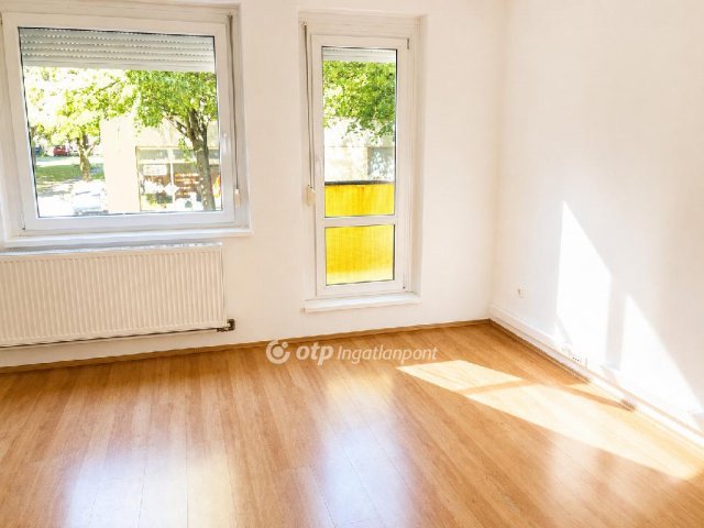 Eladó panellakás, Ajkán 54 M Ft, 3+1 szobás