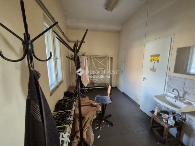 Eladó családi ház, Tatán 399 M Ft, 10 szobás