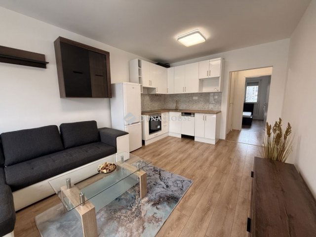 Eladó panellakás, Pécsett 53.9 M Ft, 3 szobás