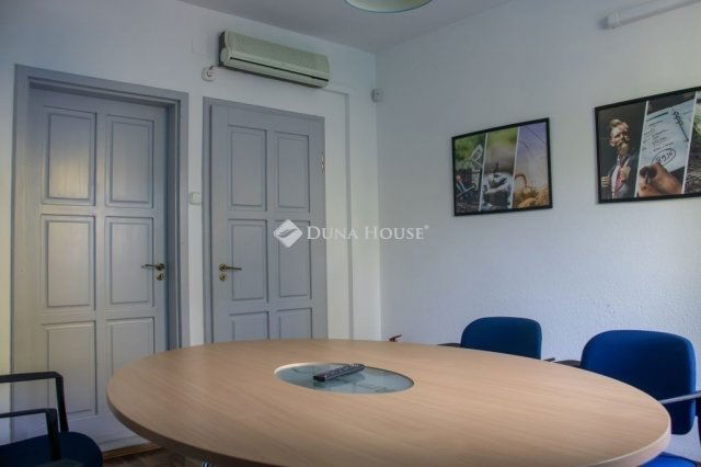 Eladó családi ház, Budapesten, III. kerületben 215 M Ft