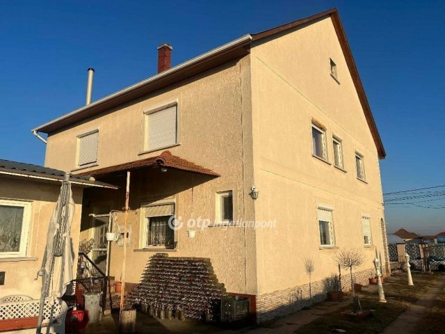 Eladó családi ház, Szentlőrinckátán 59.9 M Ft, 5+1 szobás