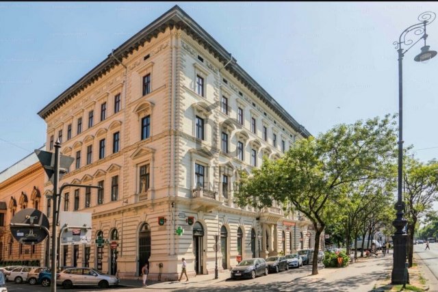 Eladó téglalakás, Budapesten, VI. kerületben 46.9 M Ft, 1 szobás