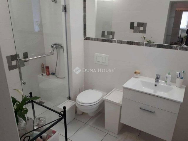 Eladó családi ház, Pécsett 94.99 M Ft, 4 szobás