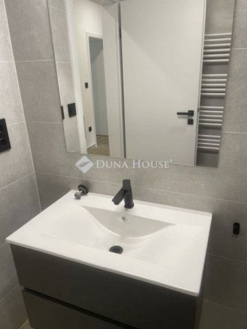 Eladó panellakás, Pécsett 64.99 M Ft, 3 szobás