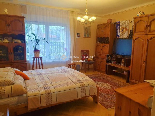Eladó családi ház, Pécsett 165 M Ft, 8 szobás