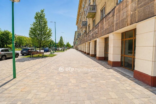 Eladó téglalakás, Dunaújvárosban 31 M Ft, 2 szobás