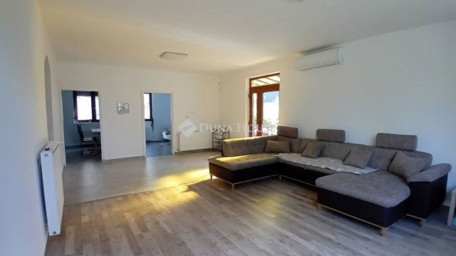 Eladó családi ház, Siófokon 85 M Ft, 7 szobás