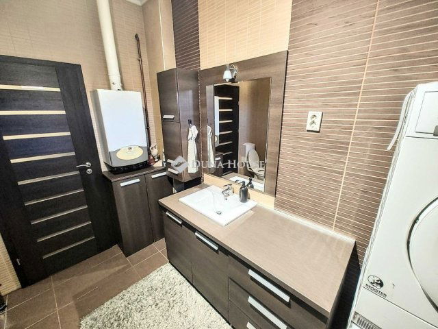 Eladó családi ház, Szegeden 200 M Ft, 5 szobás