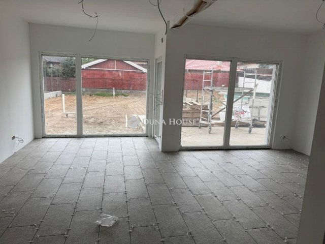 Eladó ikerház, Csomádon 115 M Ft, 4 szobás