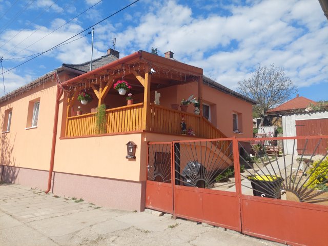 Eladó családi ház, Sárisápon 72.5 M Ft, 3 szobás