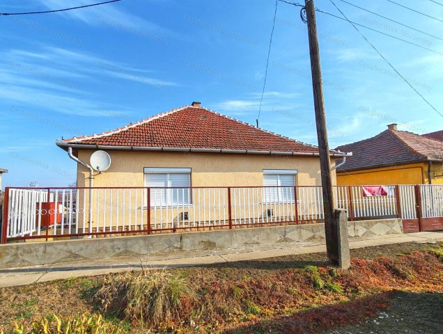 Eladó családi ház, Hevesen 20 M Ft, 2 szobás